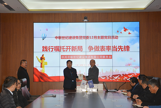 3、發(fā)放習(xí)近平治國理政書籍-恢復(fù)的.jpg